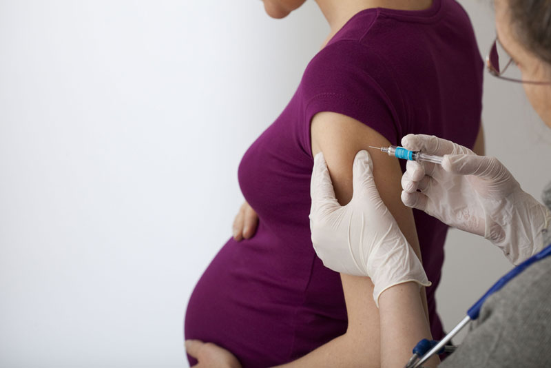 Phụ nữ mang thai nên tiêm phòng vaccin theo đúng hướng dẫn của bác sỹ