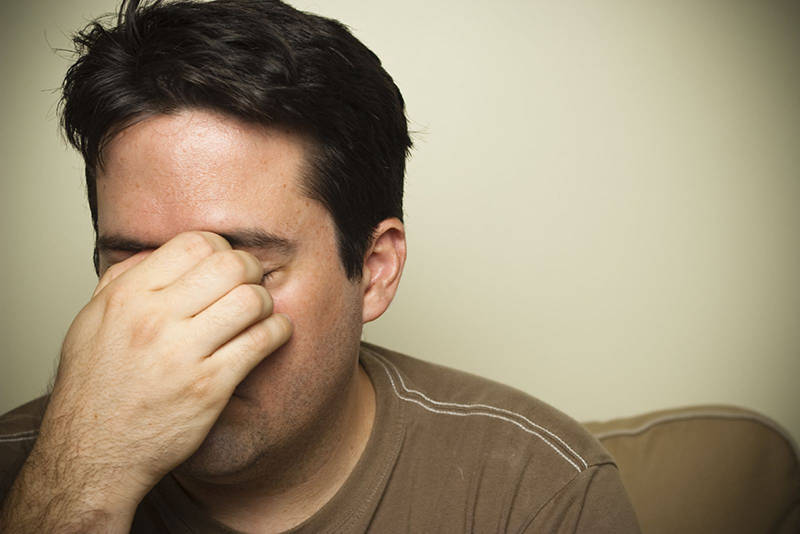 Nhức đầu kèm theo chảy mủ ở mũi là dấu hiệu thường gặp trong bệnh viêm xoang mũi