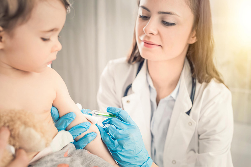 Trẻ sẽ được tiêm vắc xin phòng viêm não Nhật Bản mũi đầu tiên khi được 9 tháng tuổi