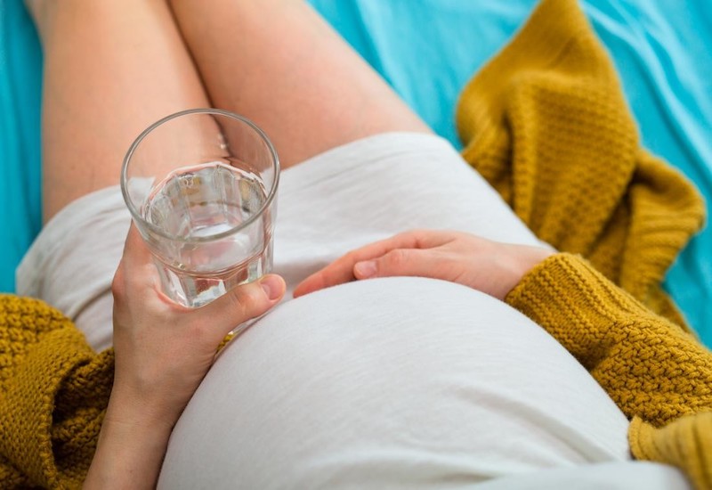 Trước khi đi ngủ thai phụ không nên uống nhiều nước để tránh phải đi tiểu nhiều lần ban đêm