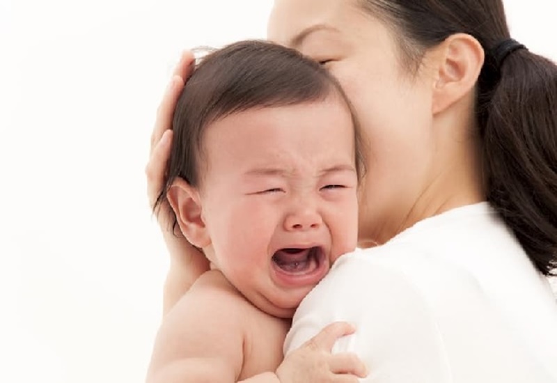 Mẹ uống trà sữa có thể tác động đến hệ thần kinh của trẻ, khiến trẻ quấy khóc