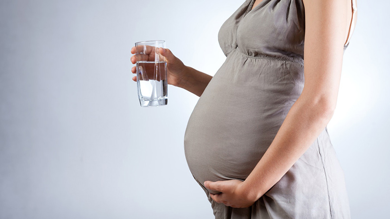Việc uống thật nhiều nước và nhịn tiểu trước khi tiến hành siêu âm thai nhi sẽ giúp hình ảnh tử cung rõ nét hơn