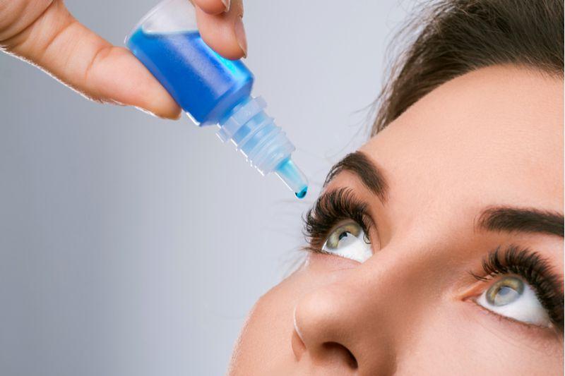 Tra nước mắt nhân tạo là một cách để hạn chế tình trạng mắt khô hiệu quả