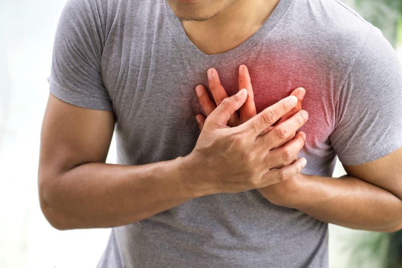 Đau thắt ngực là một trong những triệu chứng thường gặp của các bệnh lý tim mạch